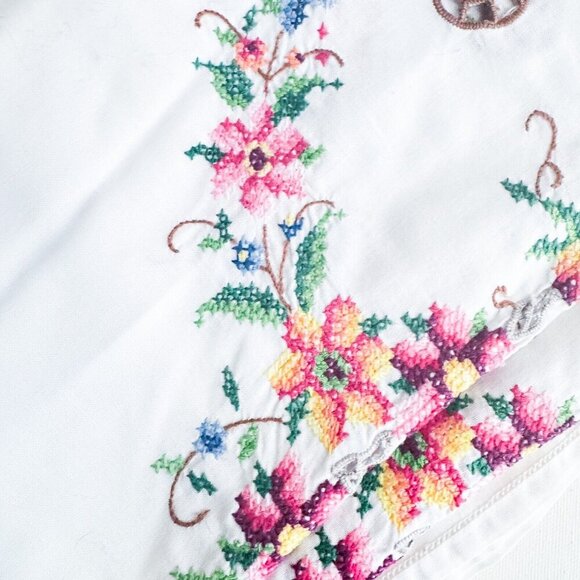Vintage Antique Cross Stich Embroidered Crochet Large Tablecloth - Picture 4 of 11